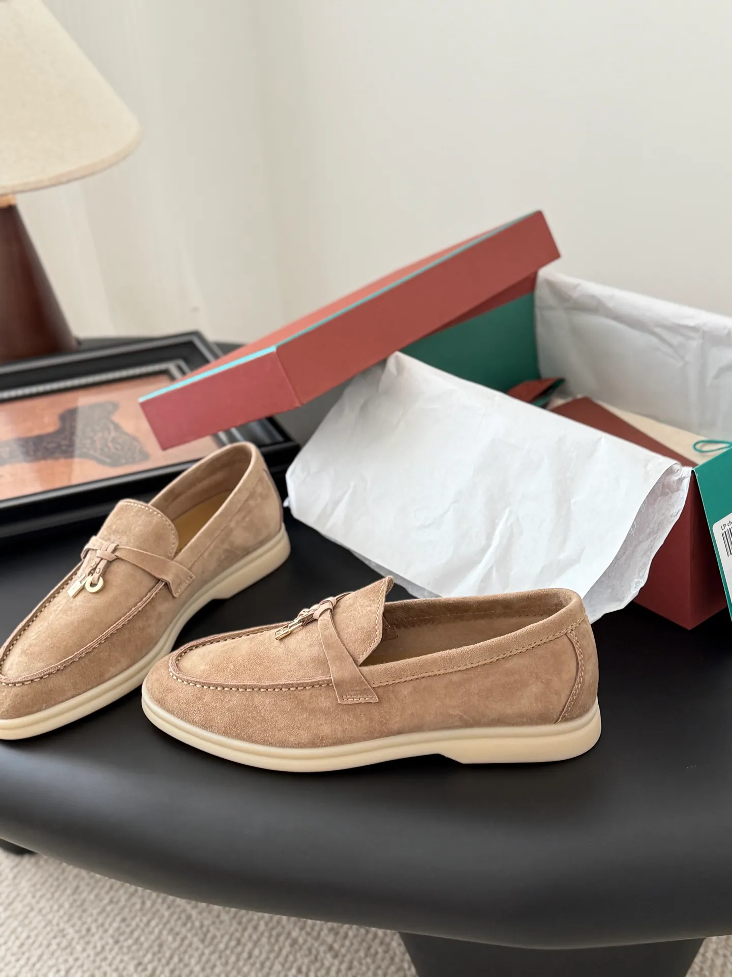 👟👟Ex-factory price 480👟👟 Top-quality double-layered genuine leather loafers. The quality is authentic. LP only sells high-end versions. Summer walk only has O pairs and countless pairs. The aesthetics and choice of shoes are also a kind of self-expression. Loro captures me with the comfort of walking on clouds. It adapts to the comfortable and relaxed state of wearing on weekdays, allowing i people to shuttle freely in relaxation and leisure. Double-layer leather on the upper, sheepskin lining Original outsole Size: 35-44